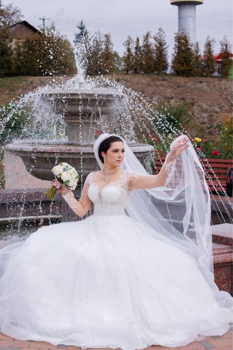 весільна сукня росшита бісером зі шлейфом