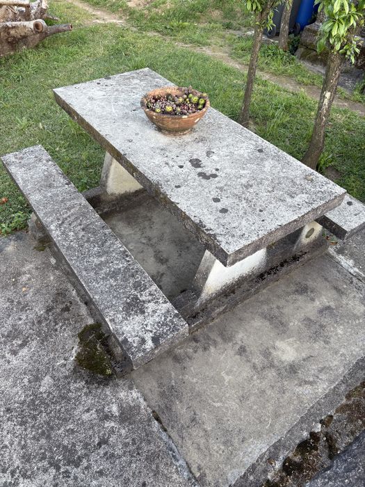 Mesa de jardim em betão
