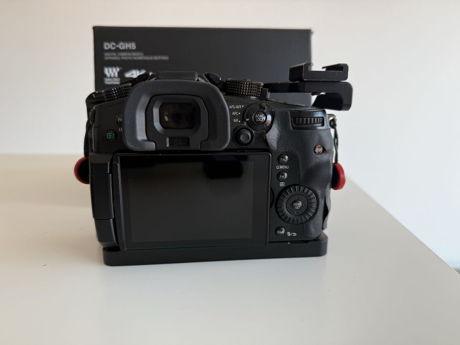 Lumix GH5 + Cage Small Rig + 4 Baterias