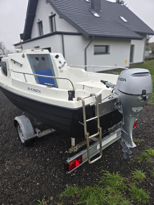 Łódź łódka kabinowa wędkarska przyczepa