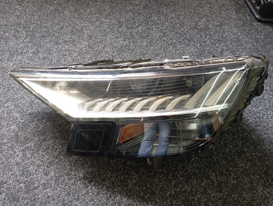 Audi Q8 фара ліва