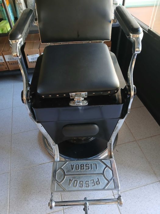 Cadeira de Barbeiro “Pessoa Lisboa” - Completamente Restaurada