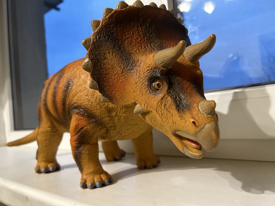 Динозавр большой