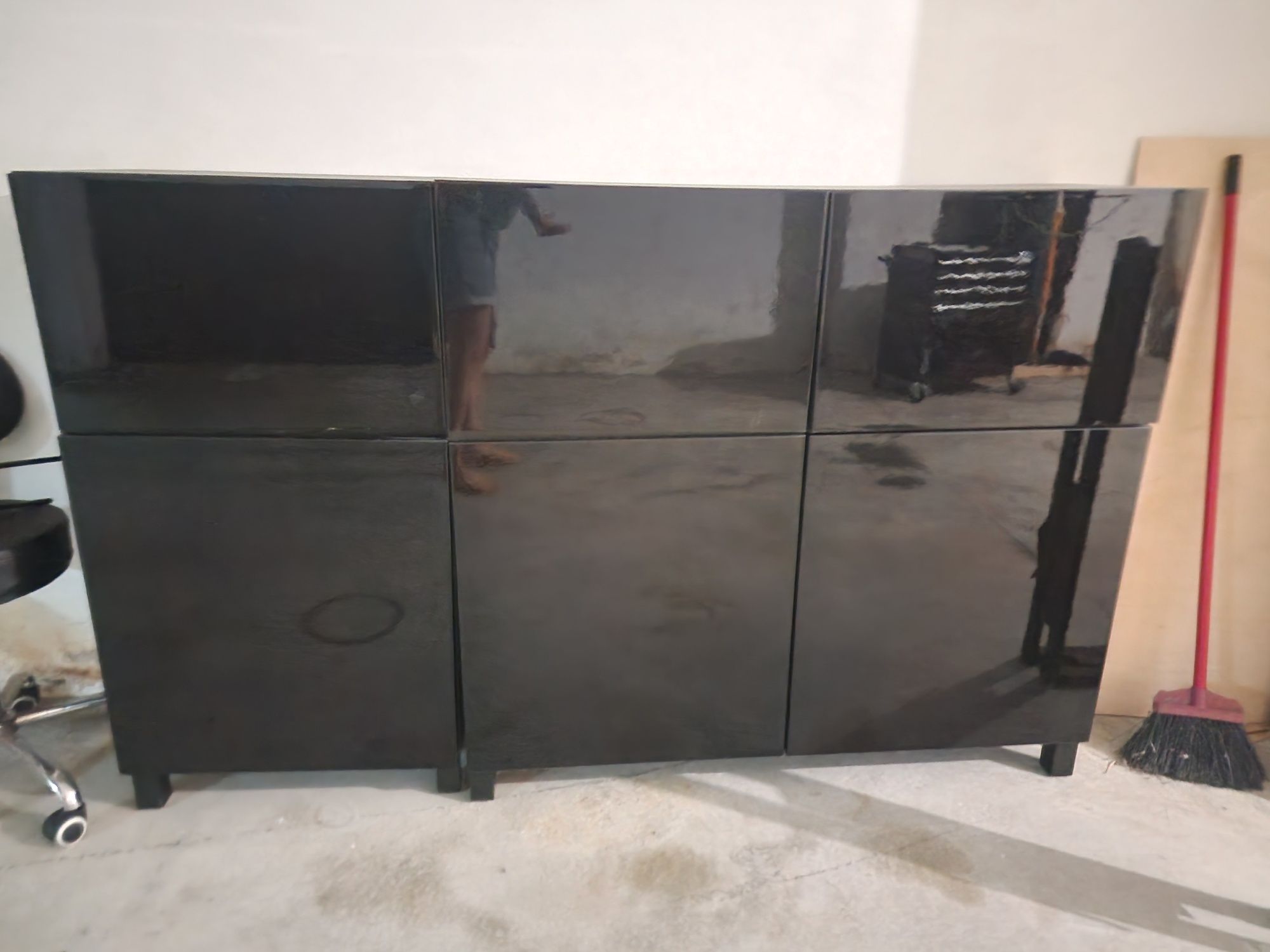 Móvel preto para DOAR