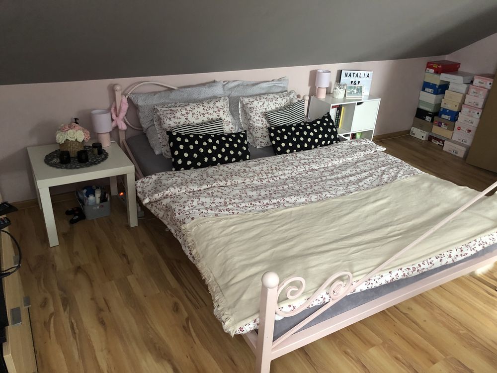 Piękne różowe metalowe łóżko o wymiarach dla