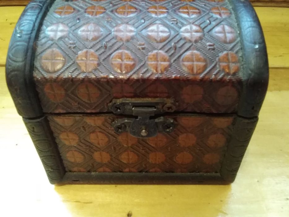 Сувенірні шкатулки.