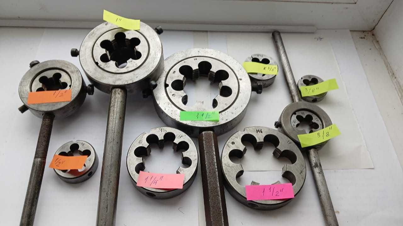 Плашки трубні з ручкою (3/8'', 1/2'', 1 дюйм, 1 1/2'') та без ручки.