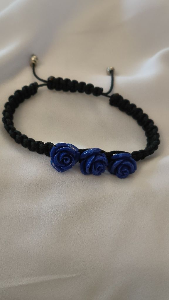 Pulseira macramé com rosas azul