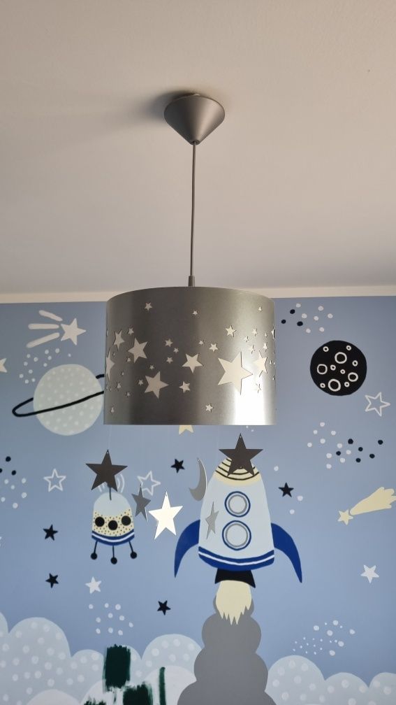 Lampa Wisząca Gwiazdy Srebrna z białymi Gwiazdkami. Pokój dziecięcy.