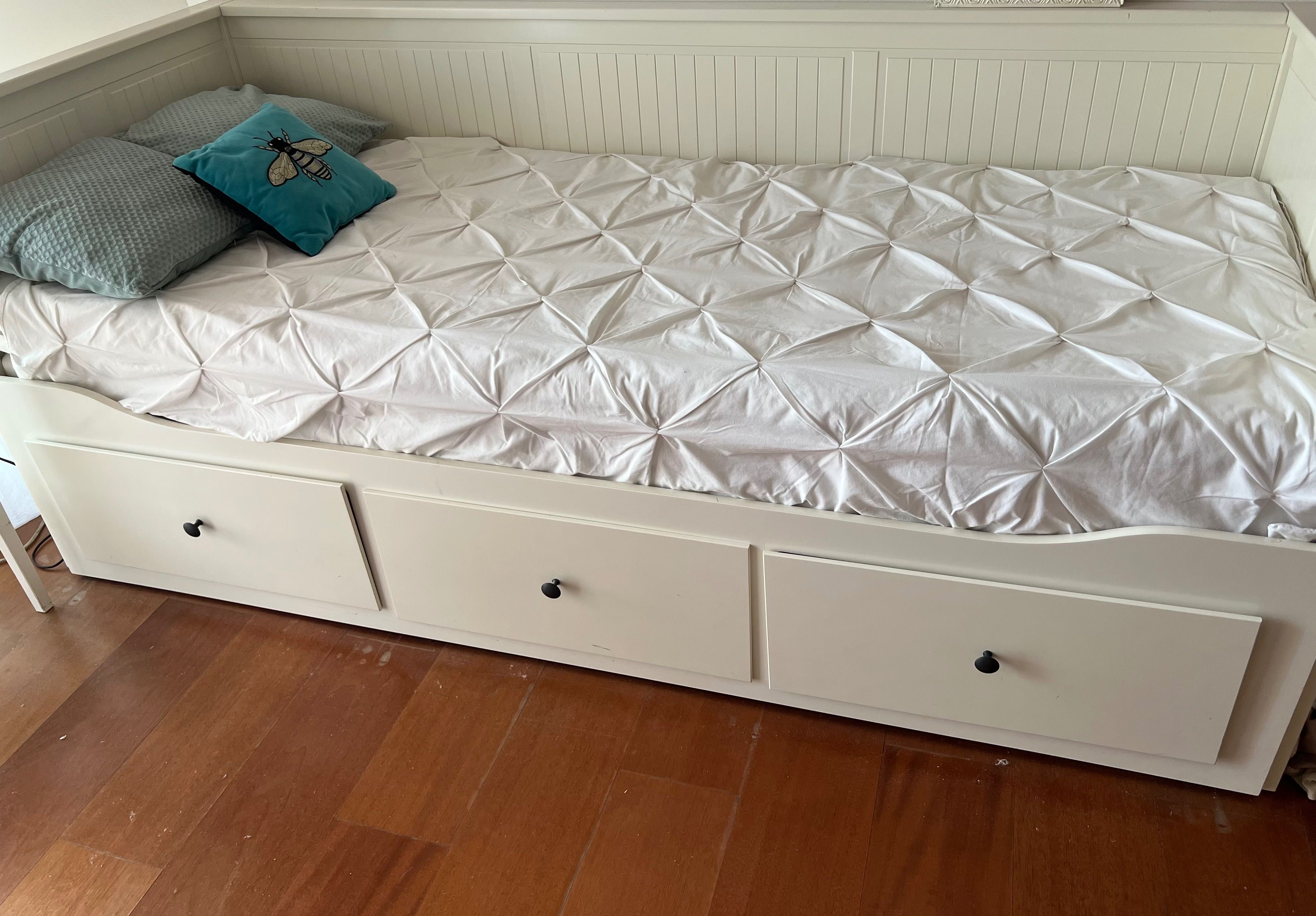 Cama Branca Hennes Ikea , com 2 colchões e 3 gavetas