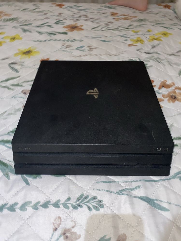 Playstation 4 pro com 2 comandos e 2 jogos