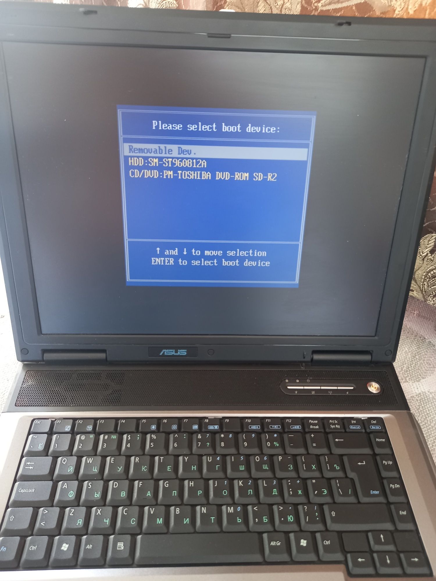 Ноутбук Asus A4500L старенький под Windows XP
