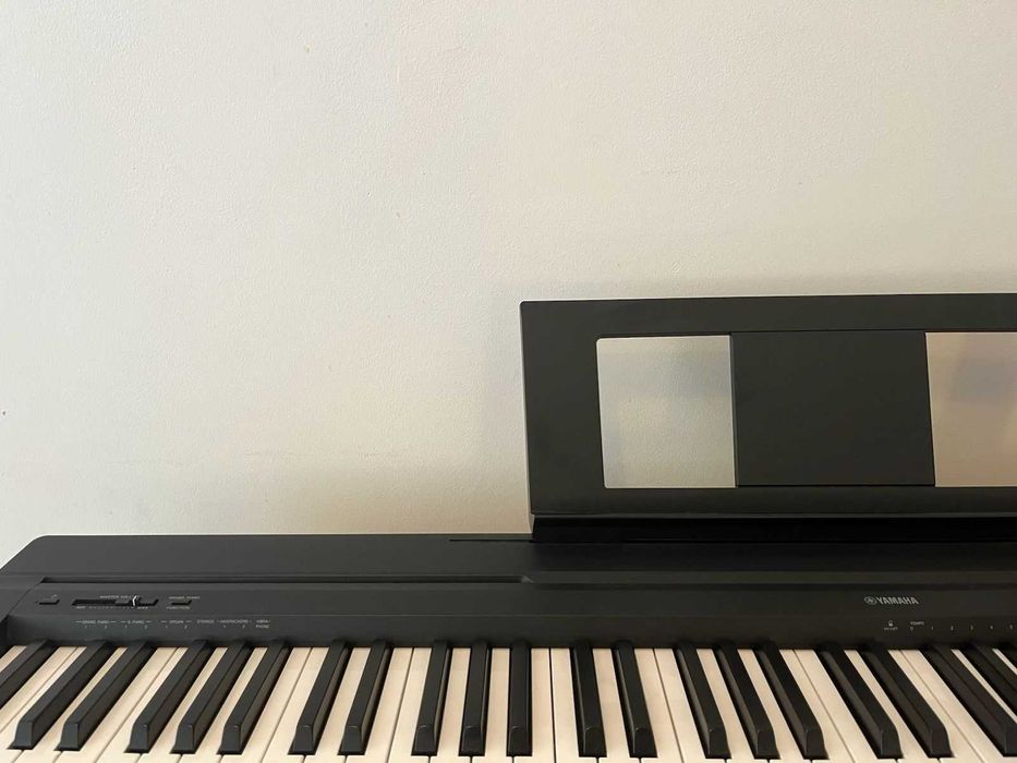 Piano Digital Yamaha P-45B + Suportes para Piano e Partituras