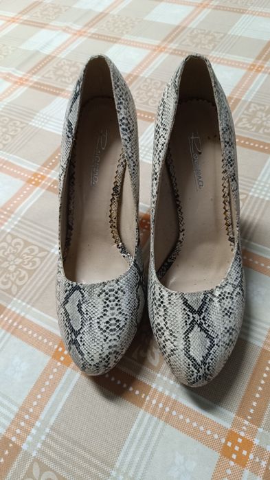Sapatos muito lindos em óptimo estado tamanho 39. Como novos.
