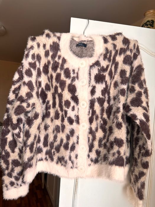 Продам теплый укороченный кардиган с принтом!