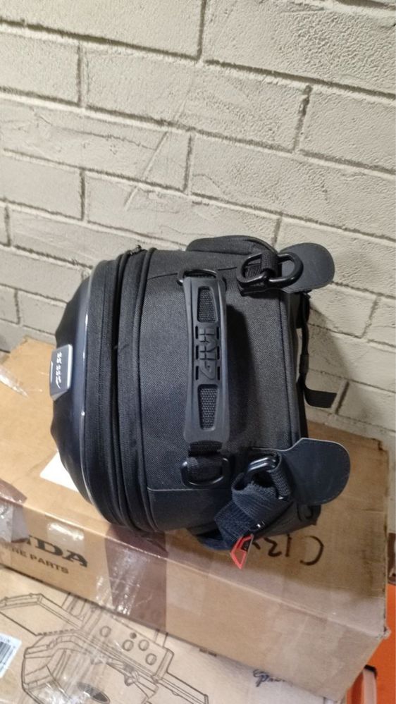 Мото кофр Givi ST607B обʼємом 22-26 літрів