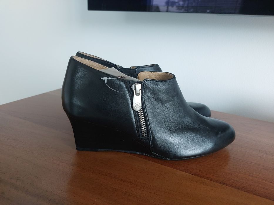 Skórzane botki na koturnie