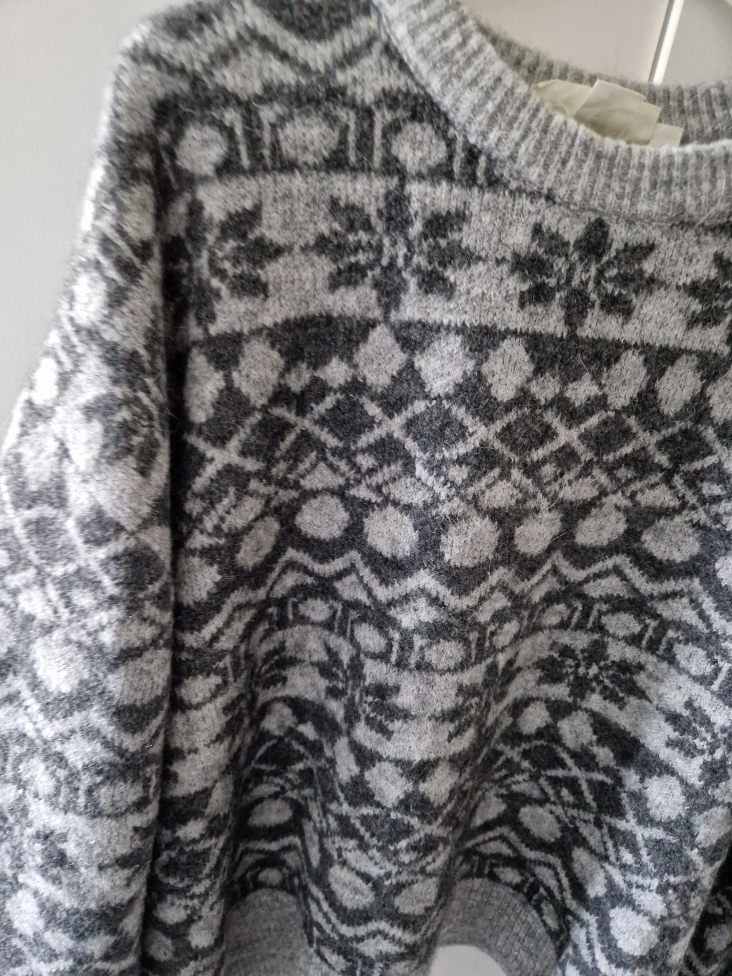 Stylowy, ciepły sweter marki H&M, idealny na jesienne i zimowe dni