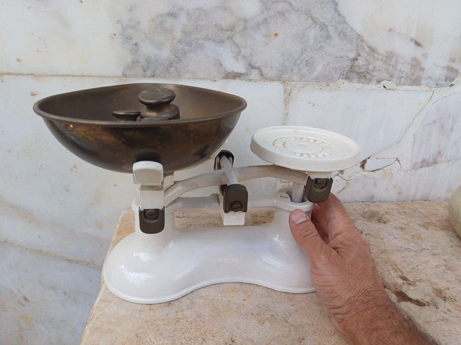 Balança antiga branca