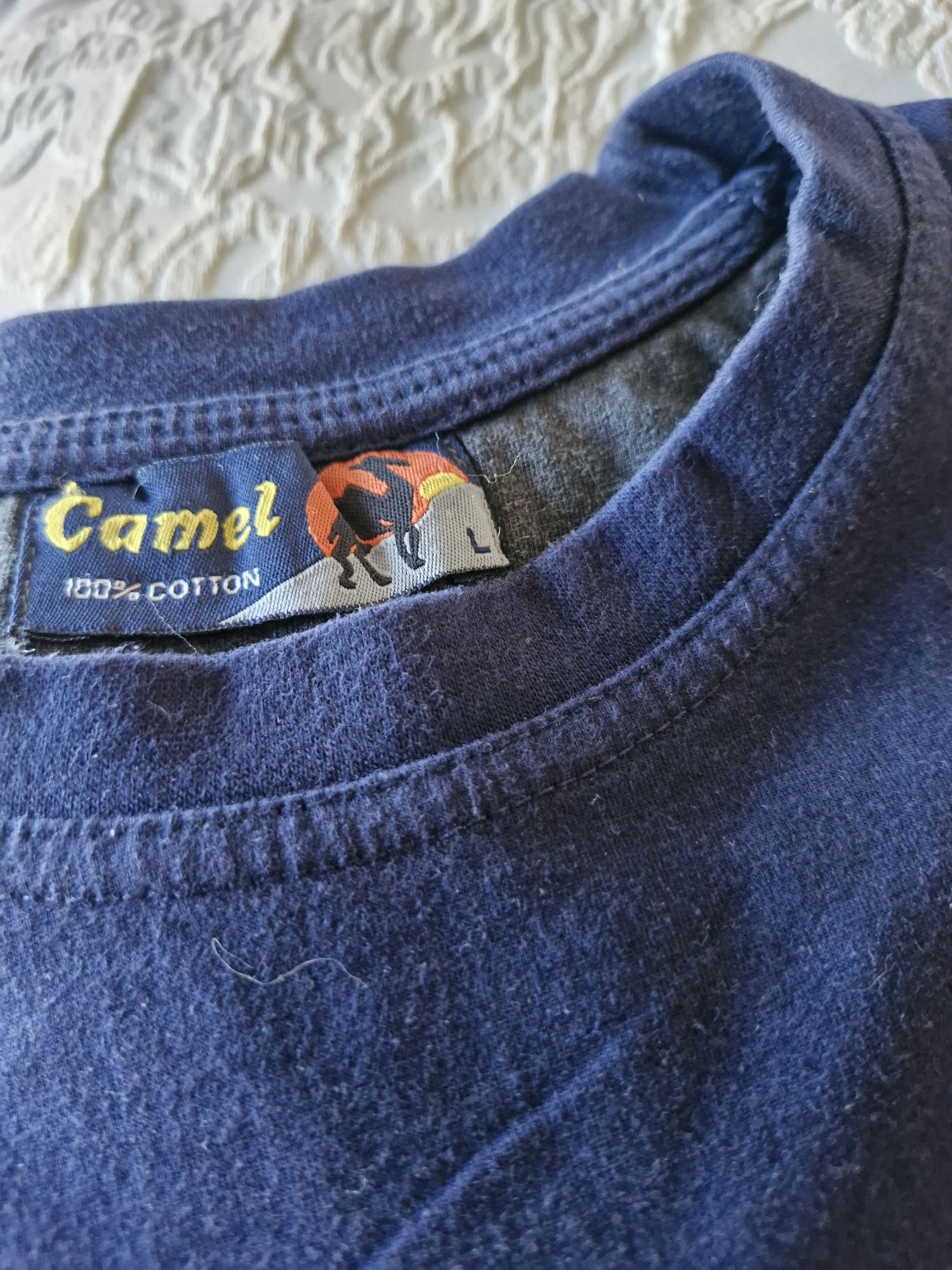 T-shirt azul marinho com motivos egípcios tamanho L