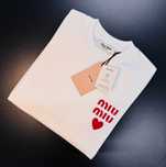Жіноча футболка оверсайз Miu Miu. Виготовлена з м'якої бавовни