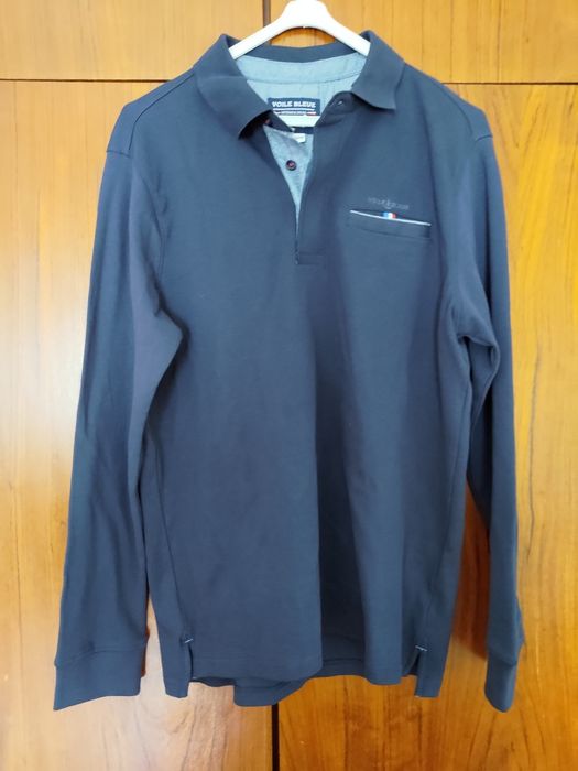 Polo azul de mangas compridas