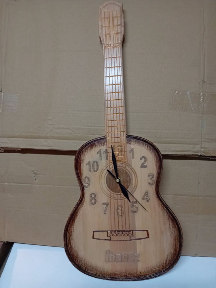 Zegar gitara z drzewa