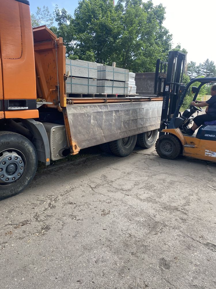 Transport zwiru piasku ziemi gruzu koparka