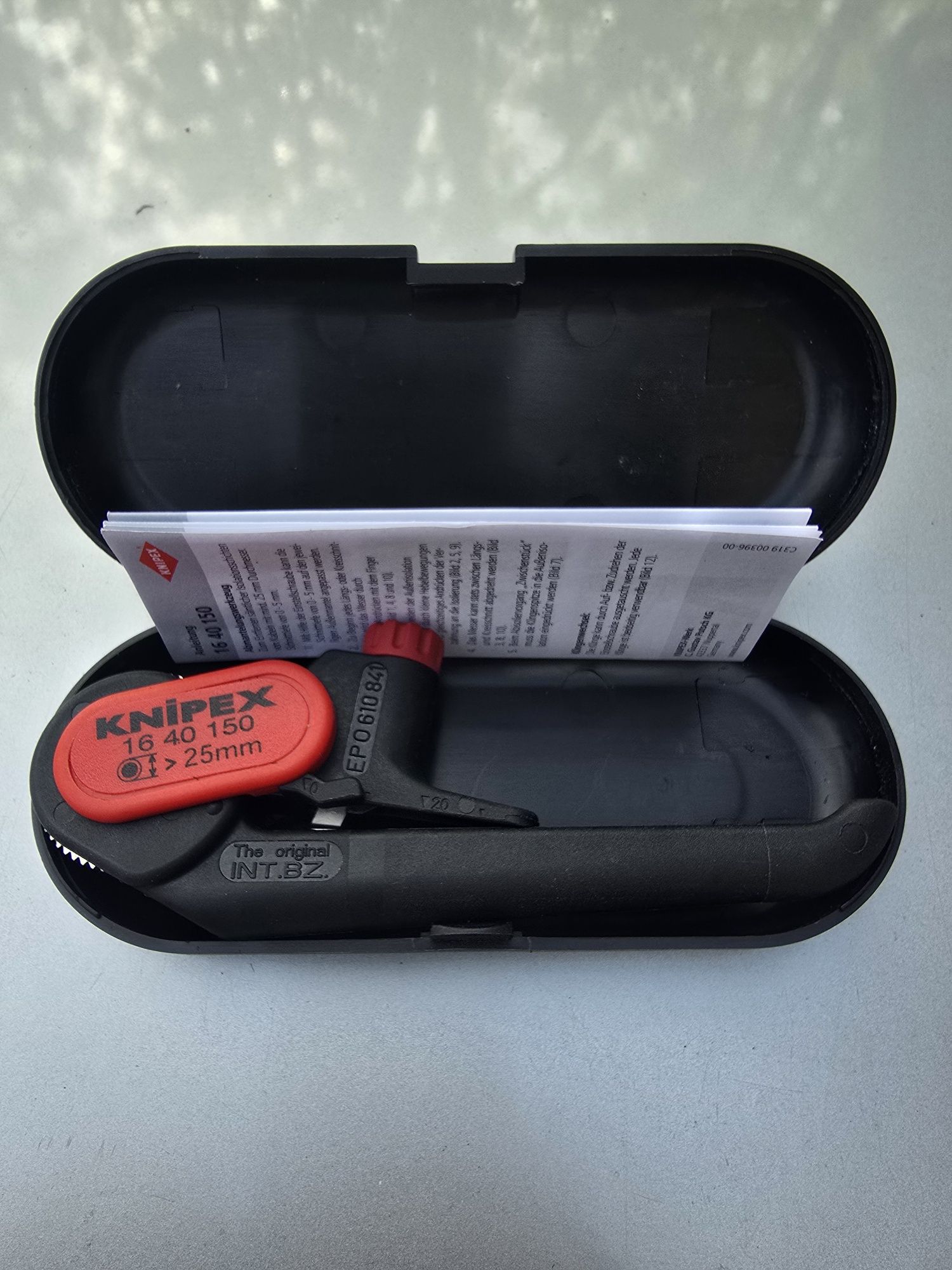 Knipex, noz do ściągania izolacji.