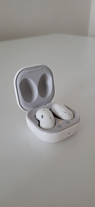 Słuchawki prawie sprawne SAMSUNG GALAXY Buds live(2C31)