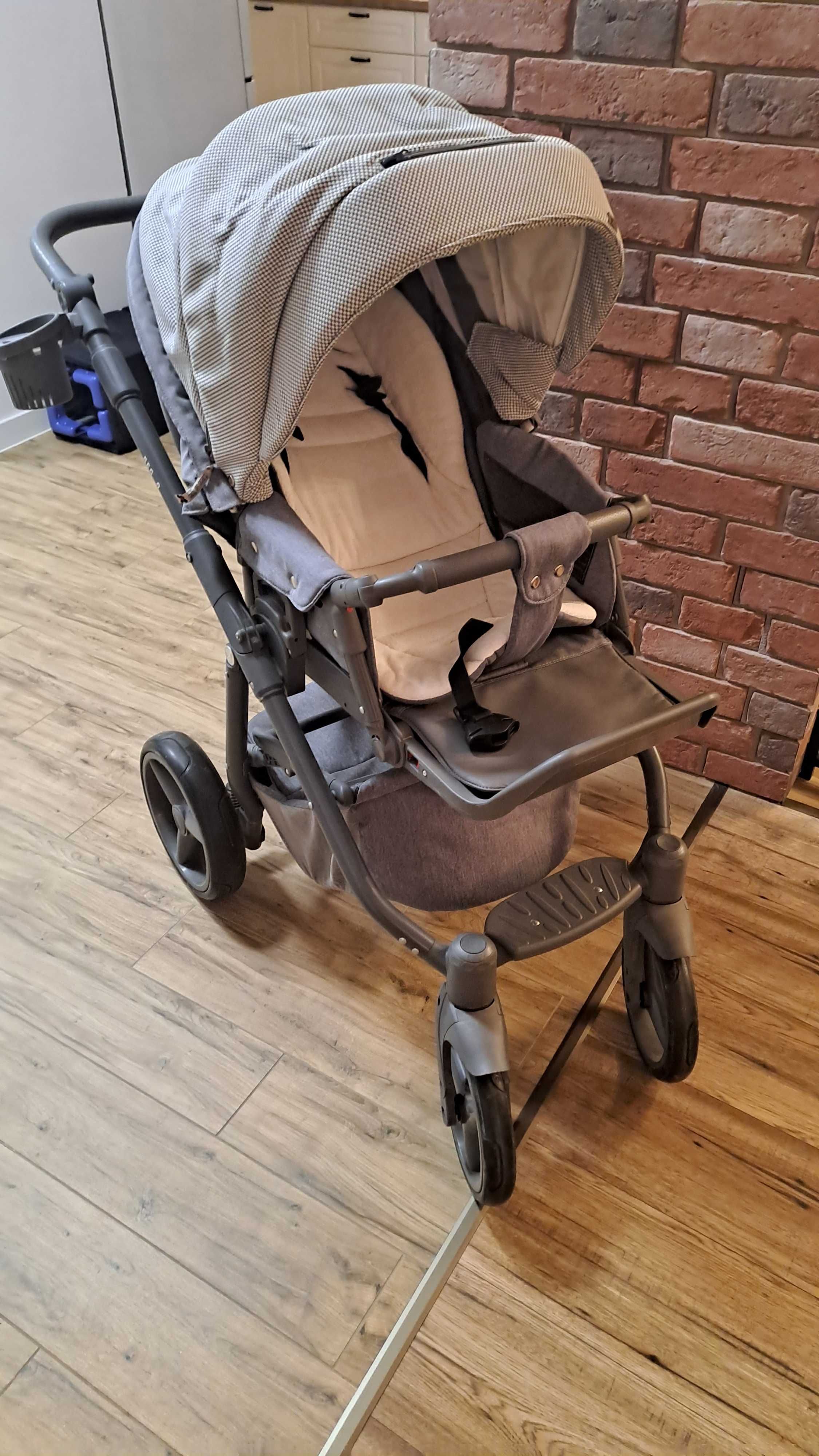 Wózek Adamex Reggio 2w1 gondola + spacerówka