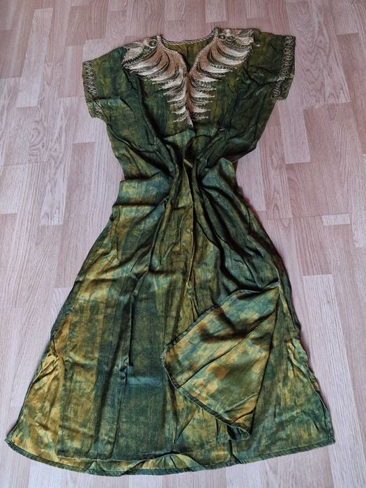 Letnia długa suknia boho, afrykańska tunika zielona złoty haft