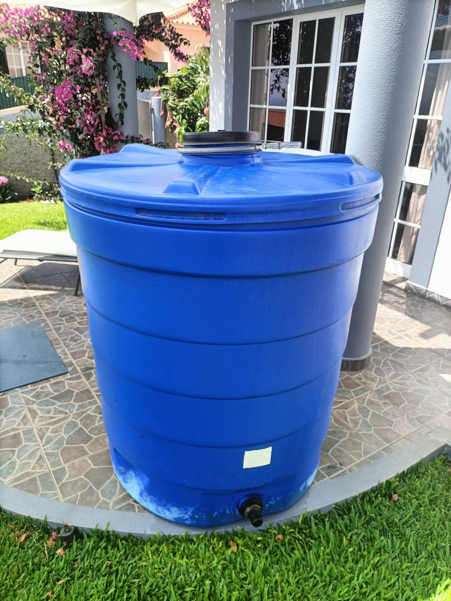 Tanque para água com capacidade de 1000L