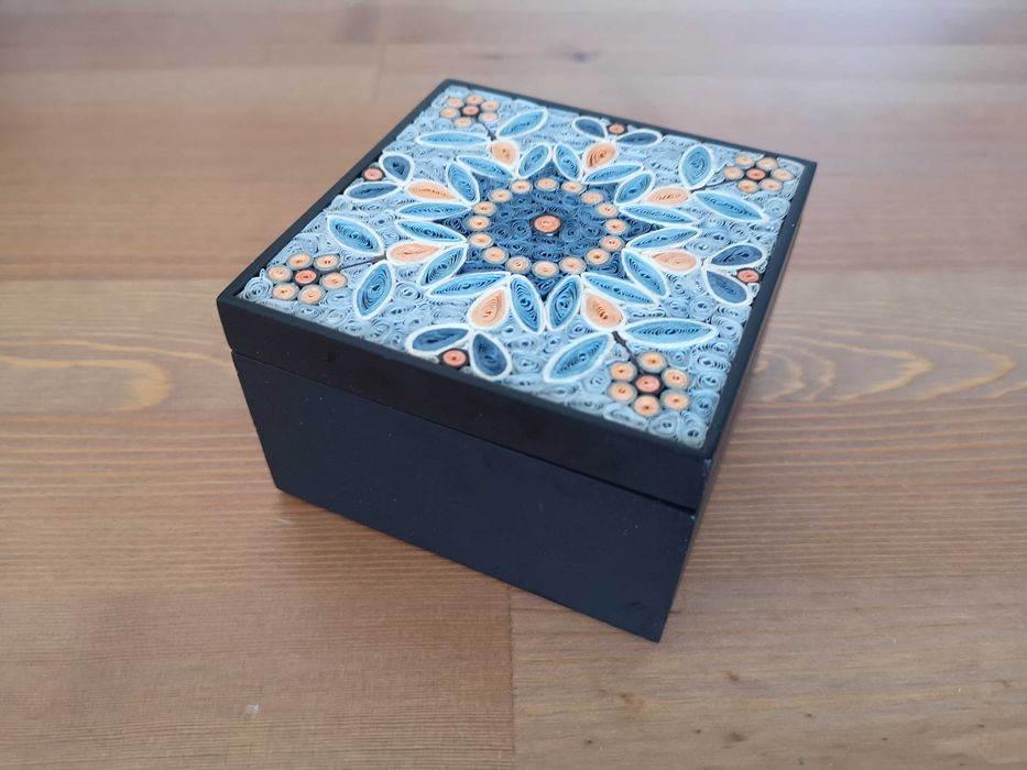 czarne pudełko szkatułka motyw kwiatowy z papieru 10x10x6,5cm