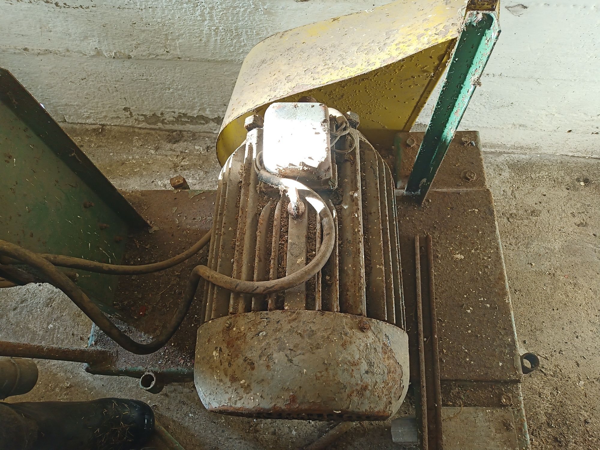 Silnik trójfazowy 7,5 kW + wózek do pasa transmisyjnego