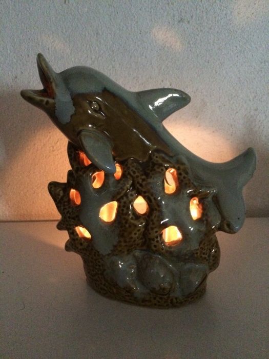 Escultura de Golfinho com Vela