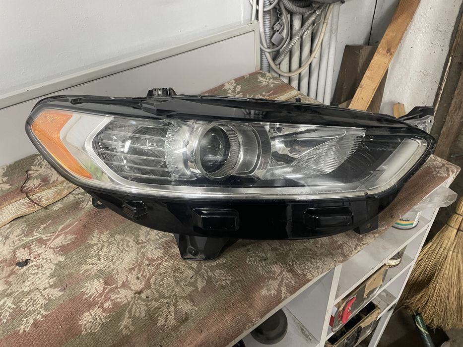 Продам фару передню праву Ford fusion дефект оригінал DS73-13W029-CD