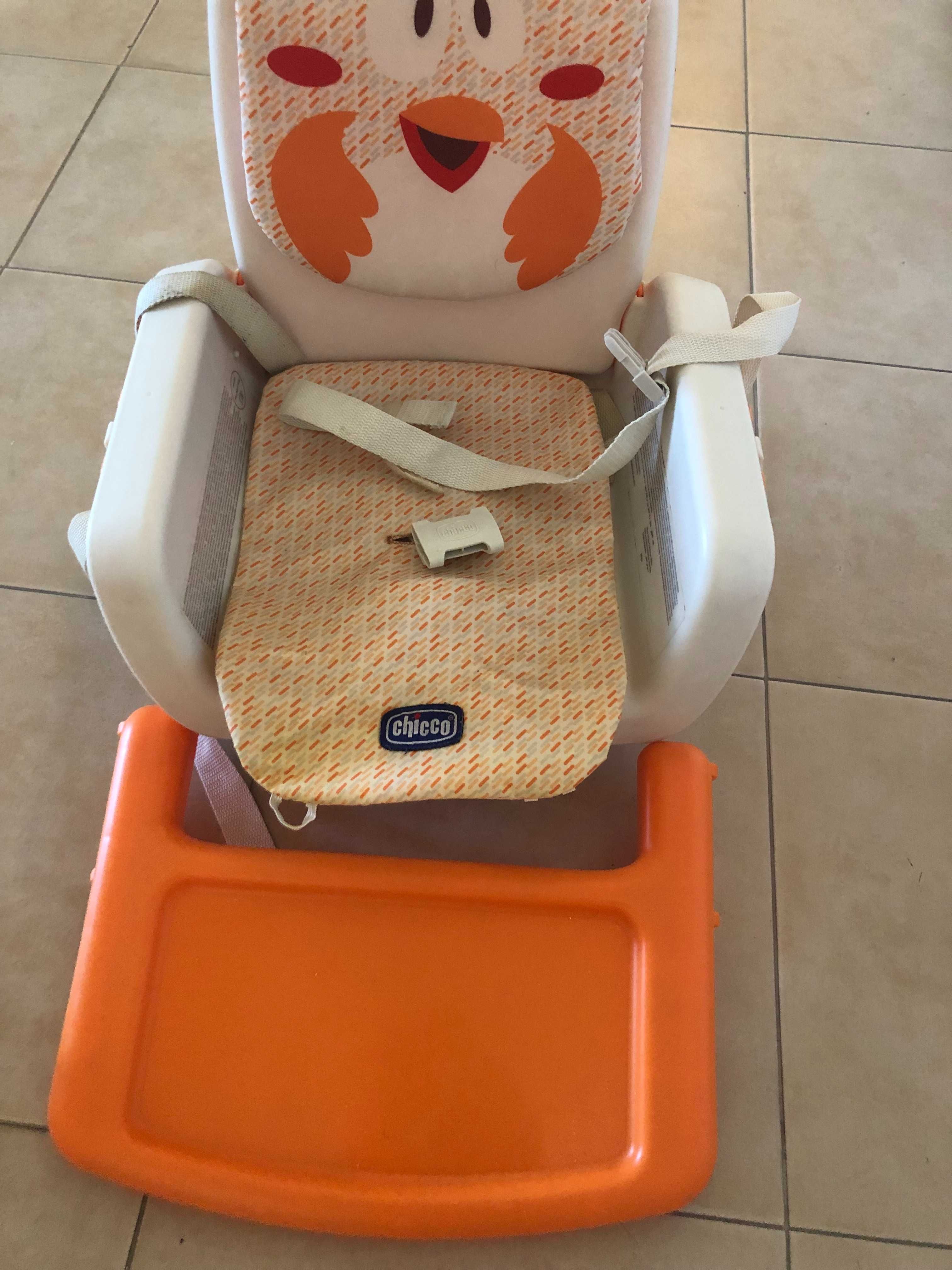 Cadeirinha (Chicco) para refeições de bebé com base de apoio.