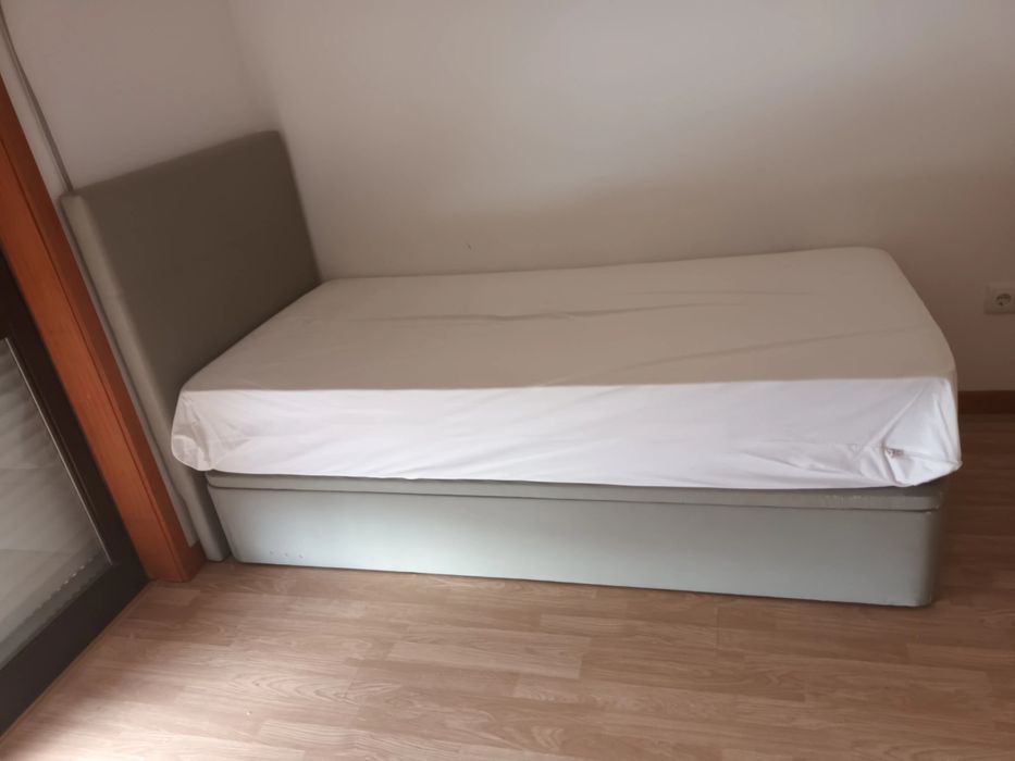 Cama solteiro en bom estado