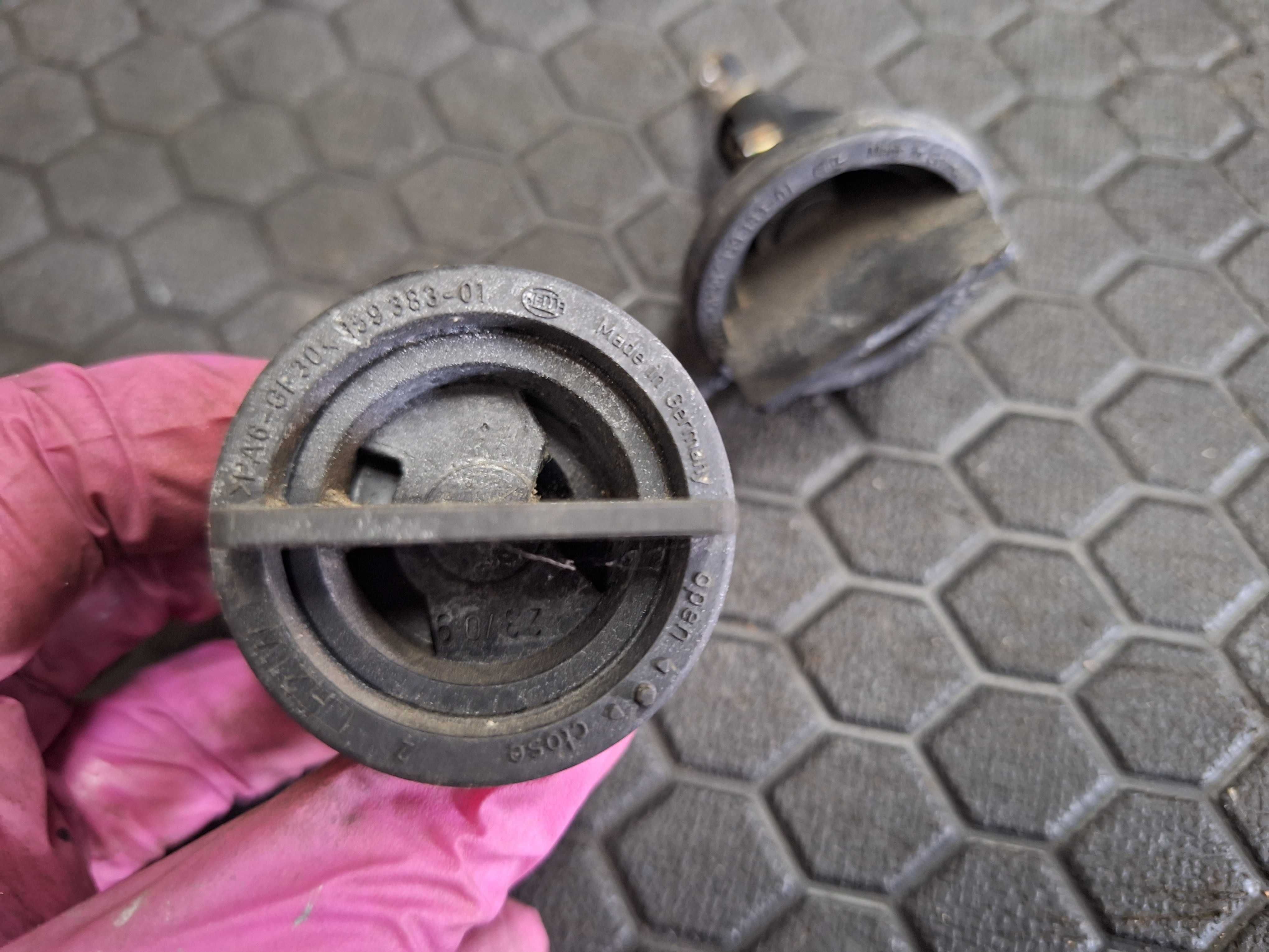 Oprawka żarówki kierunkowskazu Ford Kuga Mk1