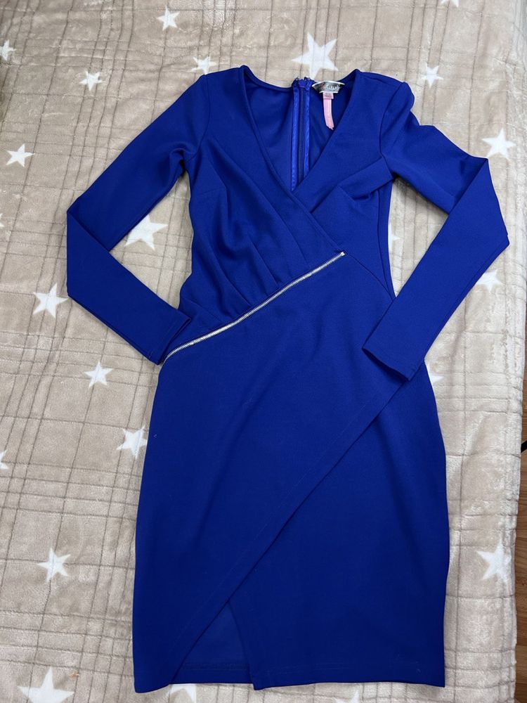 Силуєтна сукня синього кольору з вирізом