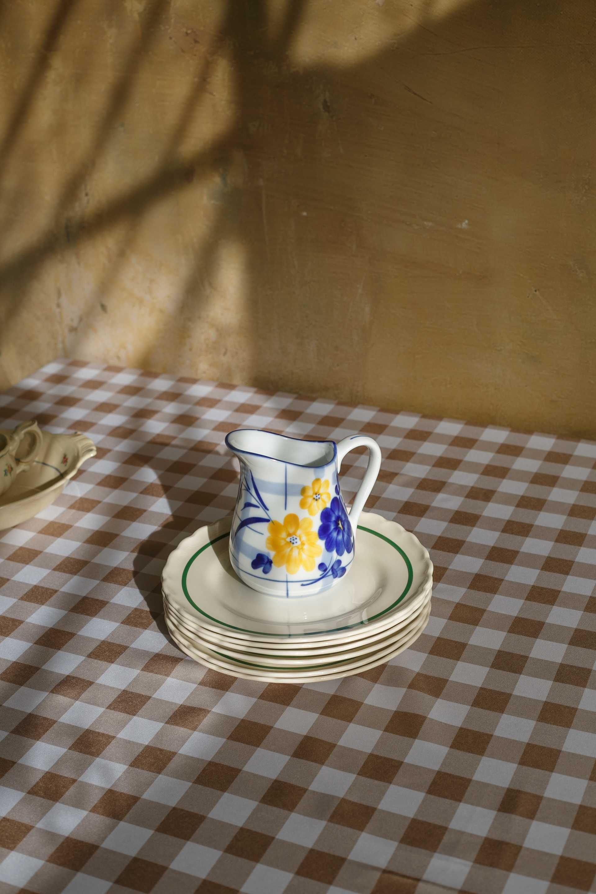 ceramiczny szkliwiony dzbanek z malowanym wzorem vintage