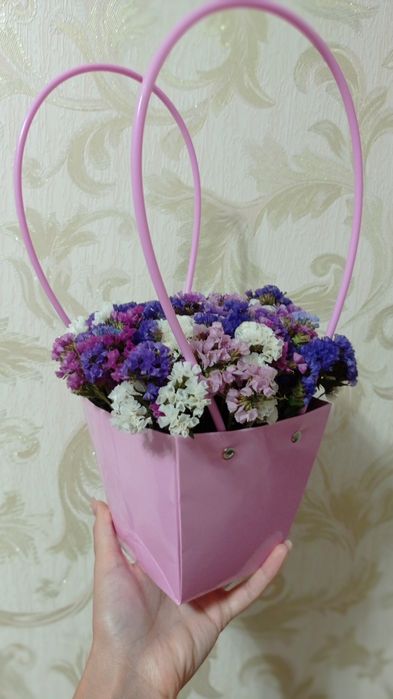 Квіткова композиція із сухоцвітів у подарунковому кошику