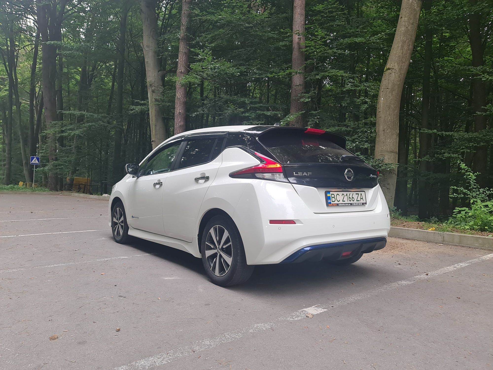 Nissan Leaf білий 40