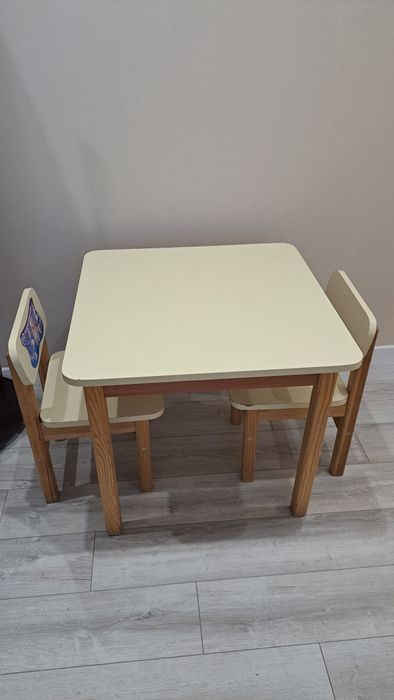 Дитячий стіл та два стільці