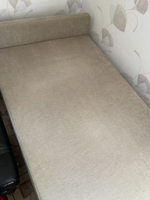 Tapczan jasny solidny