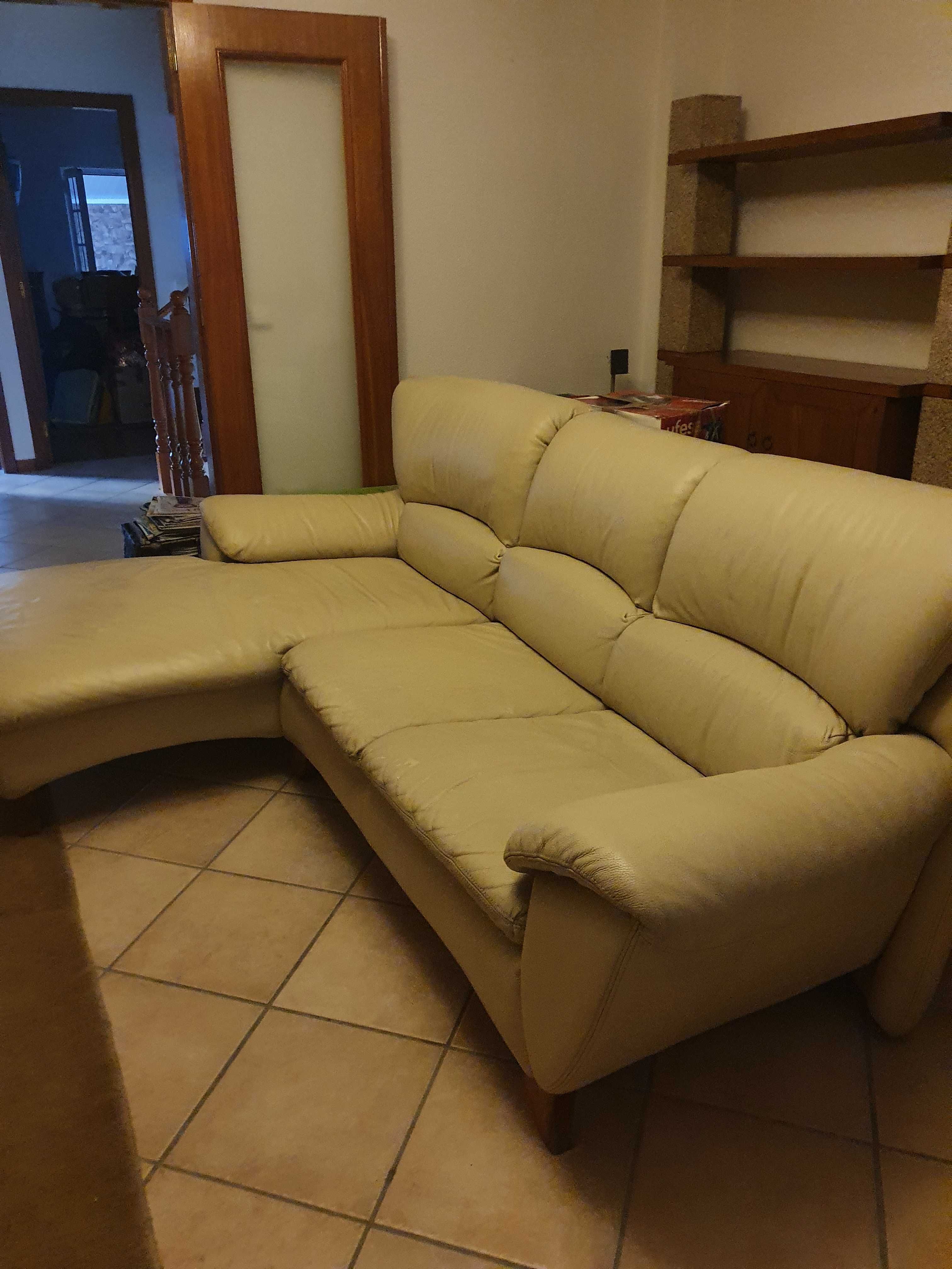 Sofá Pele Beje. 3 lugares com chaise longue + 1 lugar