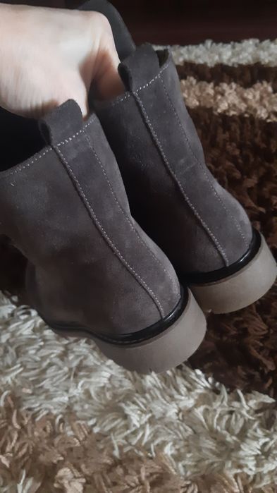 Новые замшевые зимние ботинки.