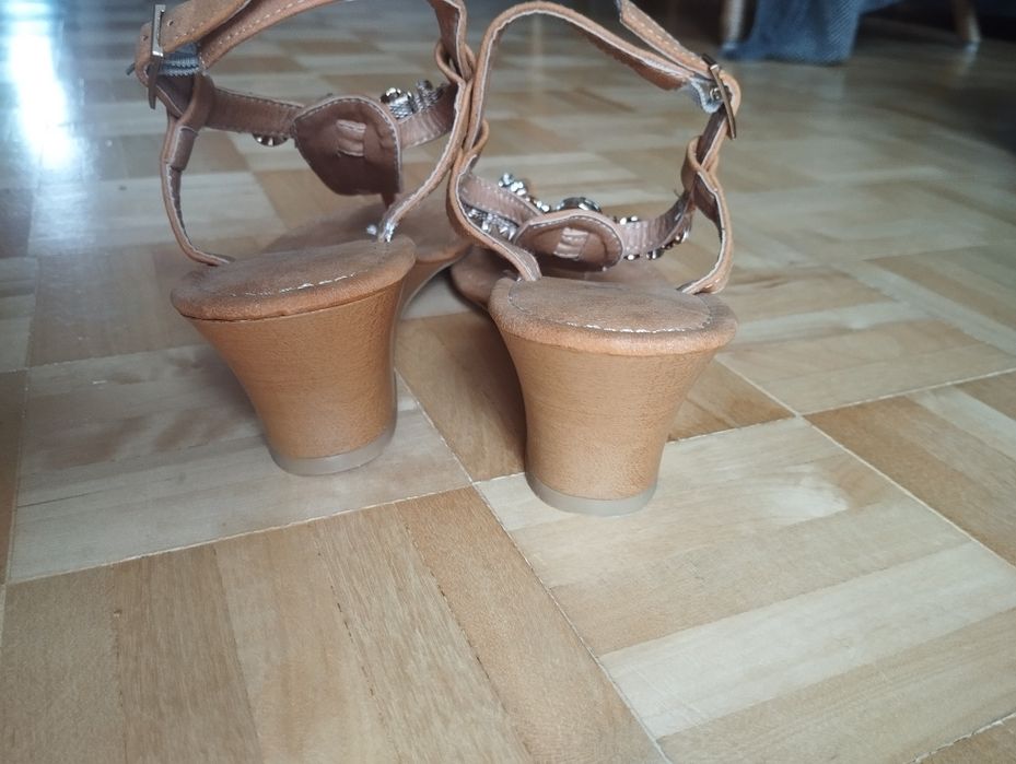 Sandały japonki na koturnie