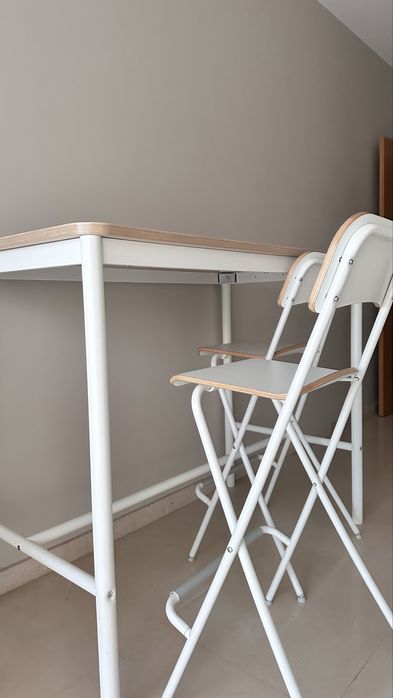 Mesa alta IKEA com 2 cadeiras – como nova